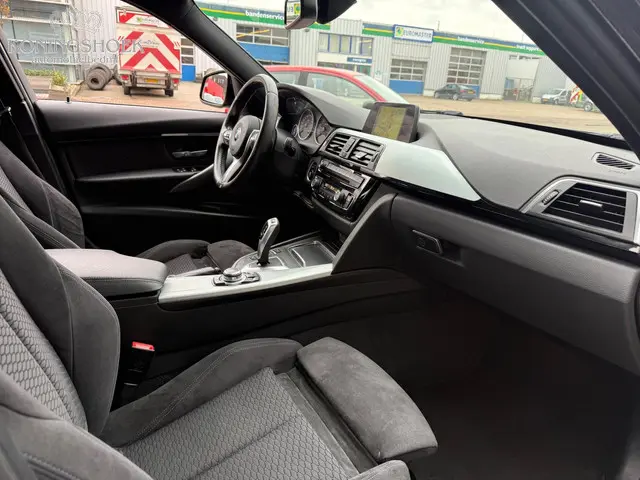 BMW 3 Serie 318i M Sport Executive 2017 Benzine 4