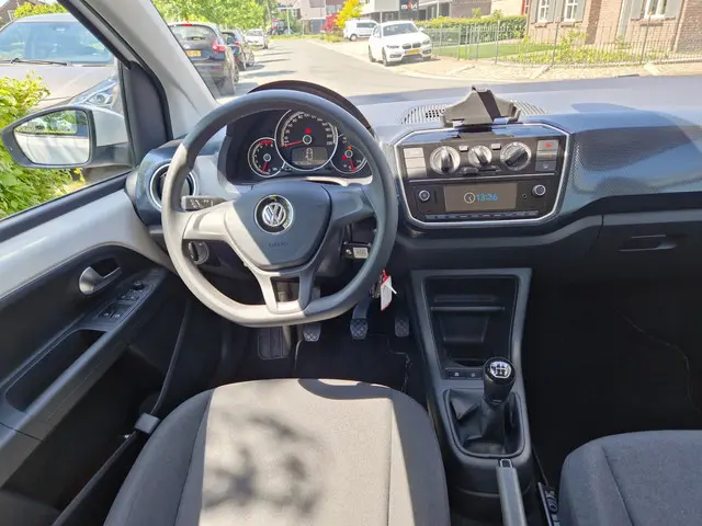Volkswagen up! 1.0 BMT move up! 2017 Benzine 6