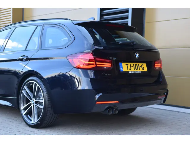 BMW 3 Serie Touring 320i 2018 Benzine 4