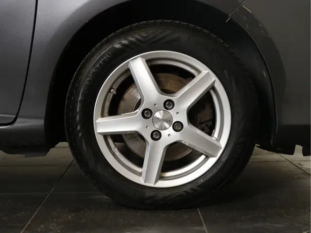 Toyota Yaris 1.5 Hybrid Trend 2016 Hybride Benzine 6