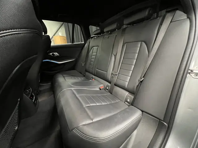 BMW 3 Serie Touring 318i 2023 Benzine 33
