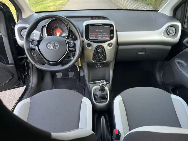 Toyota Aygo 1.0 VVT-i x-play 2017 Benzine 6