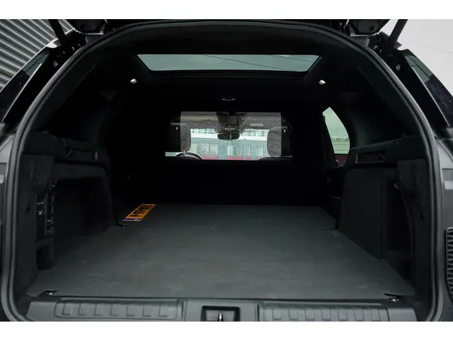 Land Rover Discovery 3.0 D250 R-Dynamic SE 2024 Diesel 9