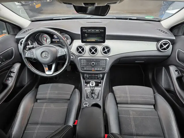 Mercedes-Benz GLA 180 Prestige 2015 Benzine 22