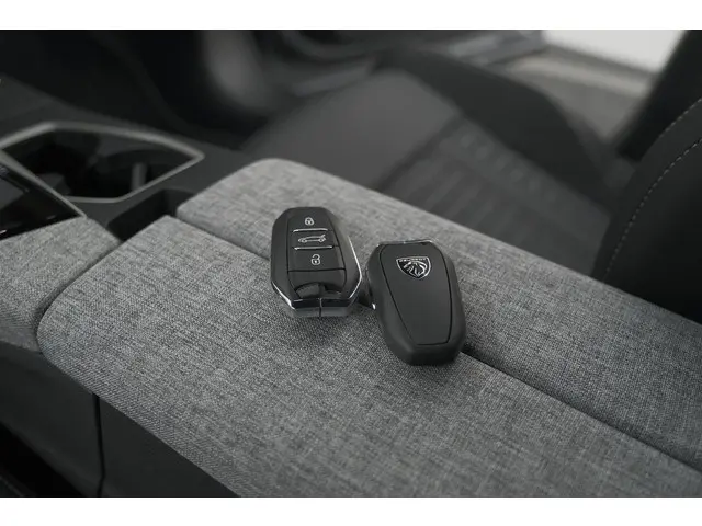 Peugeot 5008 HYbrid 145 e-DCS6 GT 2025 Hybride Benzine 13