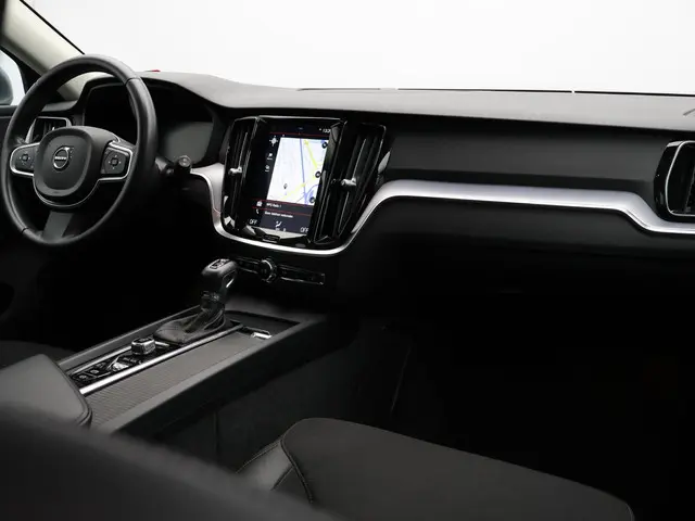 Volvo V60 2.0 T4 Momentum Pro 2019 Benzine 3
