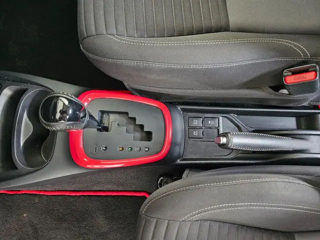 Toyota Yaris 1.5 Hybrid Design Red 2017 Hybride Benzine 14