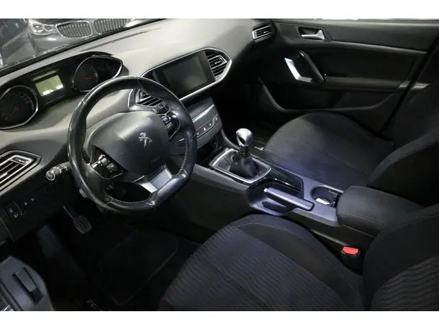 Peugeot 308 SW 1.2 e- PANO + NAV + CAM + TREKHAAK ! ! ! 2014 Benzine 12