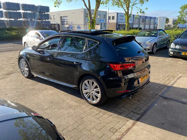 SEAT Leon FR Pano Leder Akrapovic Dynaudio 2018 Benzine 6