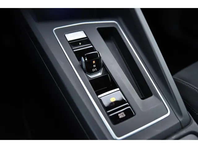 Volkswagen Golf 1.5 eTSI Style 2022 Benzine 37