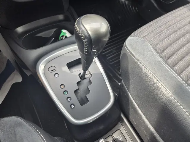 Toyota Yaris 1.5 Hybrid Dynamic 2015 Hybride Benzine 13