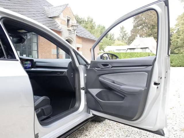 Volkswagen Golf 1.5 eTSI R-Line 2022 Benzine 37