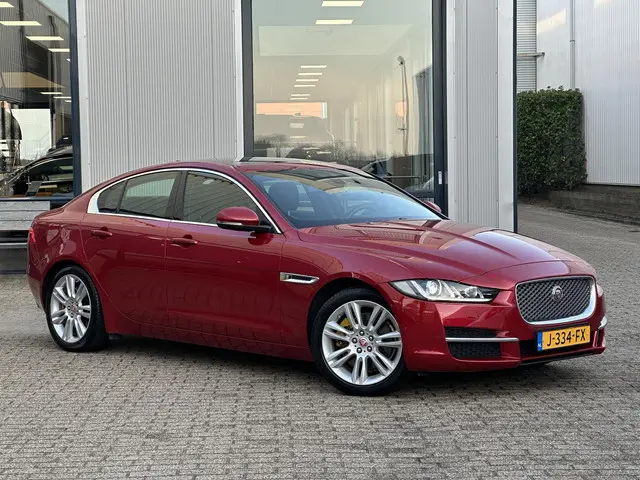 Jaguar XE 2.0 Portfolio 2015 Benzine 23