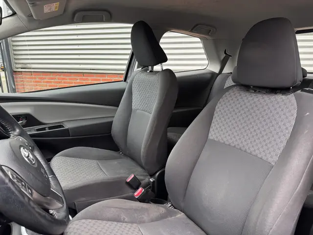 Toyota Yaris 1.3 VVT-i Aspiration 2015 Benzine 10