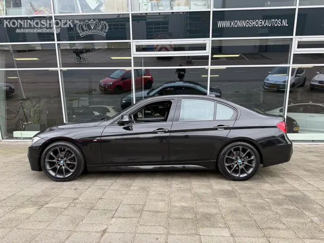 BMW 3 Serie 318i M Sport Executive 2017 Benzine 17