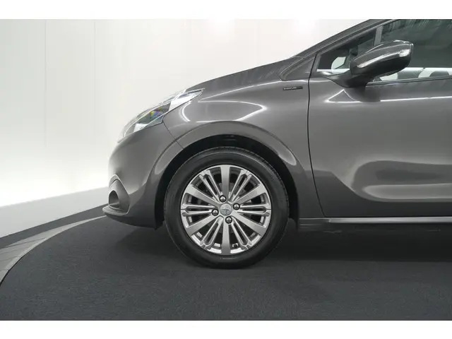 Peugeot 208 PureTech 82 Signature 2018 Benzine 17