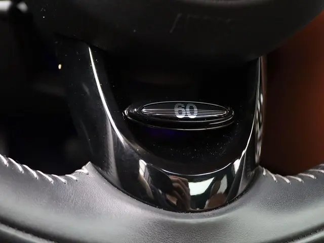 MINI 5-Deurs Cooper 60 Years Edition 2019 Benzine 19