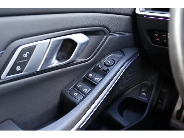 BMW 3 Serie Touring 320i Executive 2022 Benzine 19