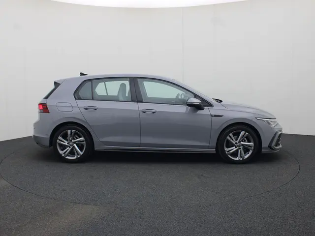 Volkswagen Golf 1.5 eTSI 130pk DSG R-Line 2024 Benzine 3