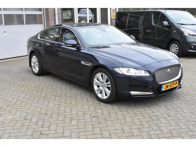 Jaguar XF 2.0 Portfolio 2016 Benzine 36