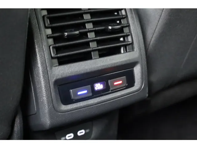 Volkswagen Golf 1.5 eTSI Style DSG 2020 Benzine 36