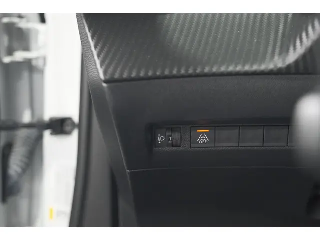 Peugeot 2008 PureTech 130 EAT8 Allure 2023 Benzine 38