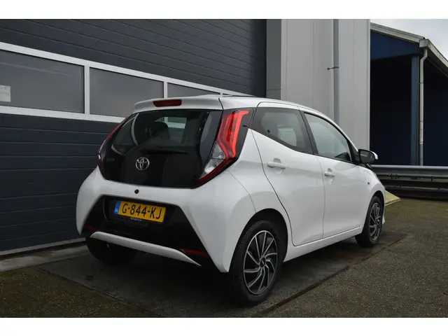 Toyota Aygo 1.0 VVT-i x-play limited 2019 Benzine 5