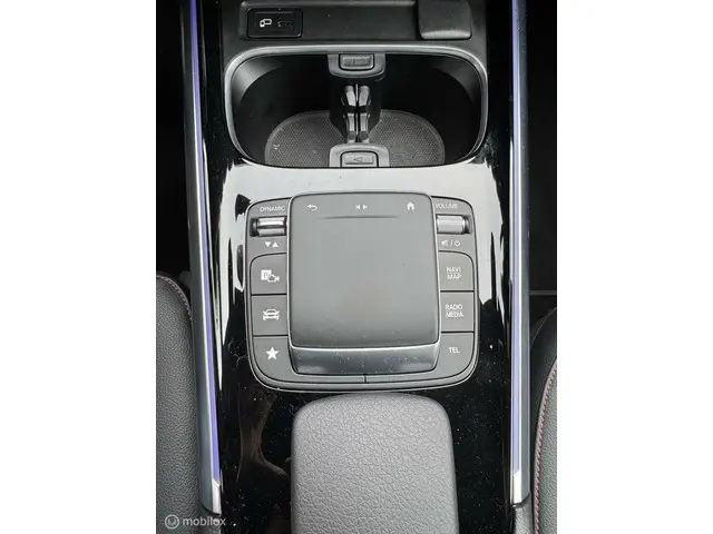 Mercedes-Benz GLA 200 AMG Line 2023 Benzine 11