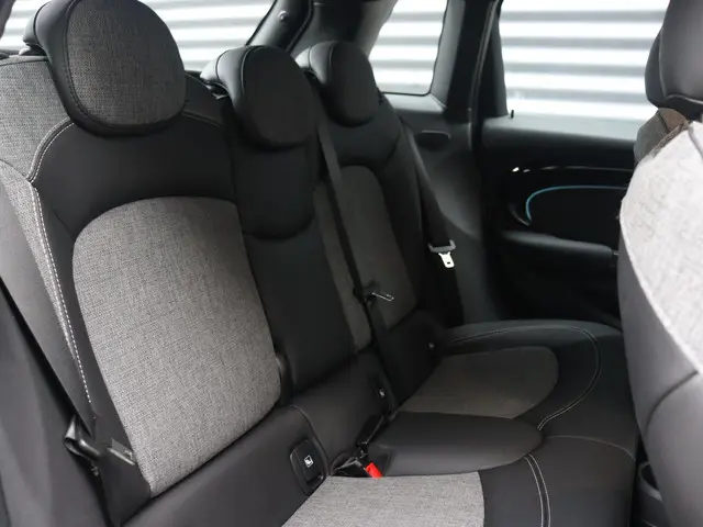 MINI 5-Deurs Cooper 2022 Benzine 10