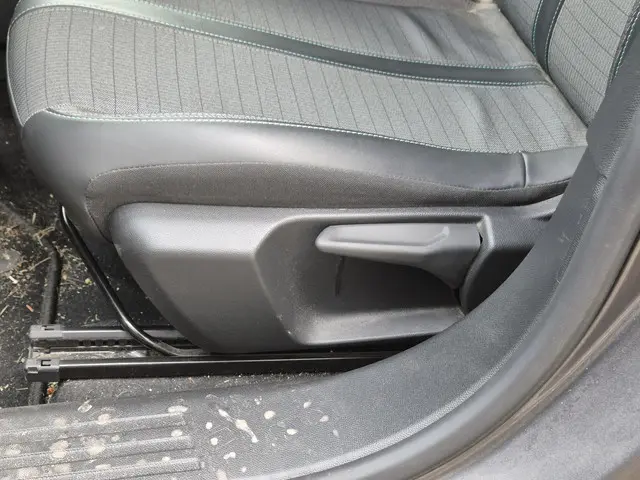 Peugeot 2008 1.2 PureTech Allure Pack 2021 Benzine 10