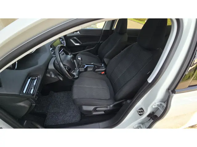 Peugeot 308 SW 1.2 PureTech Blue Lion 2017 Benzine 16