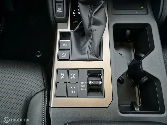 Toyota Land Cruiser 250 2.8 D-4D Executive 2024 Diesel 37