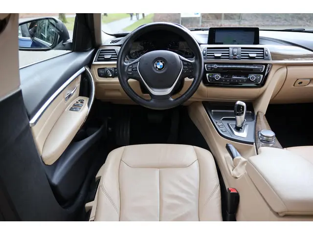 BMW 3 Serie 318i Luxury Edition 2019 Benzine 18