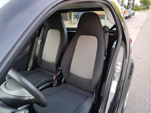 Smart Fortwo coupé 1.0 mhd Pure met Airco 2012 Benzine 13