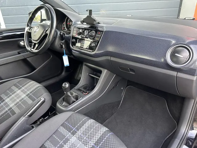 Volkswagen up! 1.0 BMT high up! 2017 Benzine 13