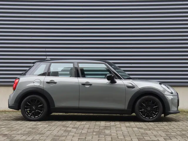 MINI 5-Deurs Cooper 2022 Benzine 5
