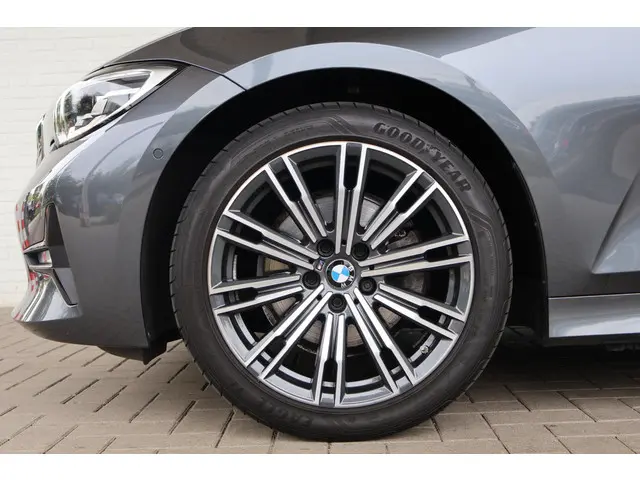 BMW 3 Serie 320i High Executive 2019 Benzine 6