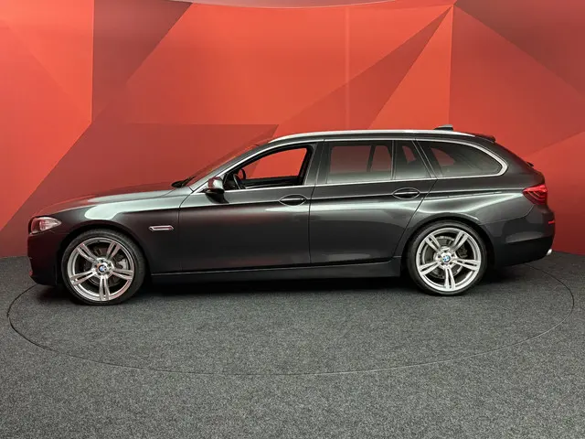 BMW 5 Serie Touring 520i Luxury Edition 2014 Benzine 17
