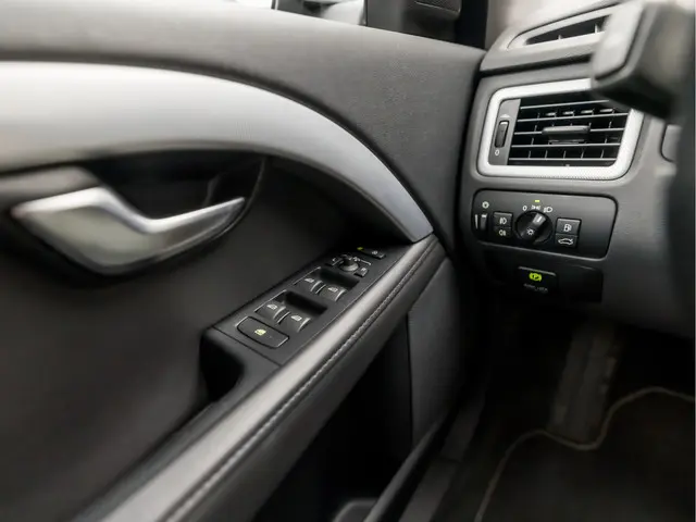 Volvo V70 1.6 T4 R-Design 2013 Benzine 21