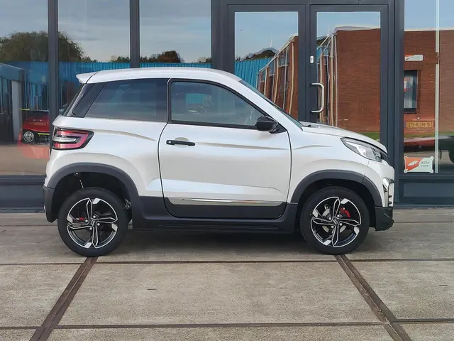 Ligier JS60 Brommobiel Chic Sun | Airco | Leder 2023 Diesel 6