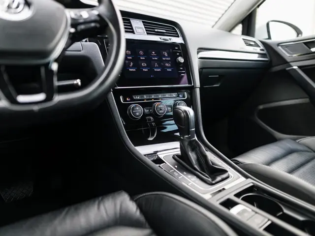 Volkswagen Golf 1.5 TSI Highline Business R 2019 Benzine 16