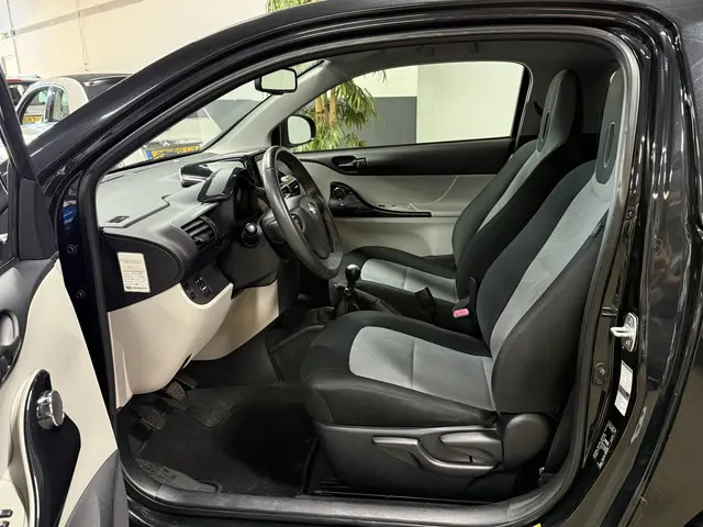 Toyota iQ 1.0 VVTi Aspiration // Navi // Ecc 2014 Benzine 5