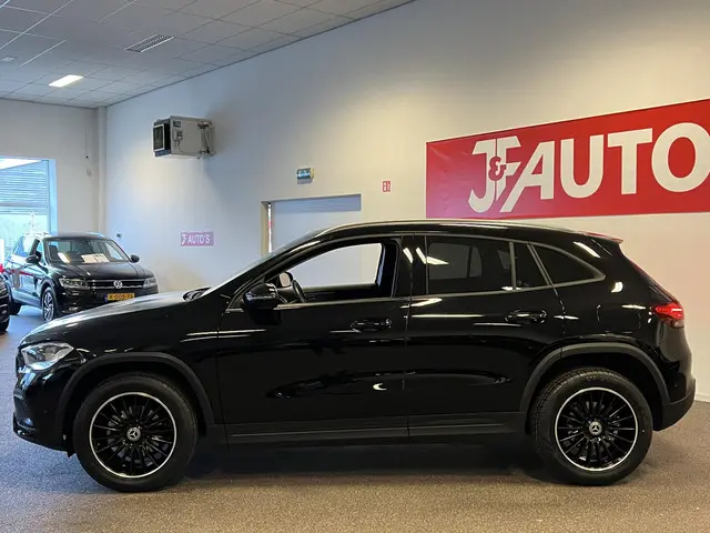 Mercedes-Benz GLA 180 2021 Benzine 2