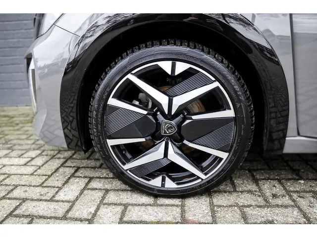 Peugeot 208 Hybrid 136 e-DCS6 GT 2024 Hybride Benzine 8