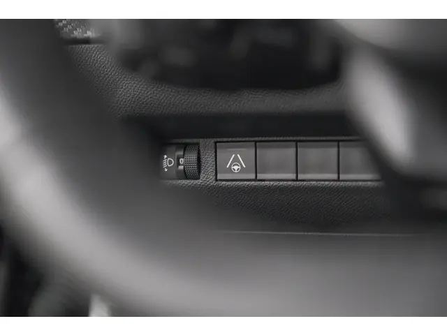 Peugeot 2008 1.2 Hybrid 145 Allure 2025 Hybride Benzine 43