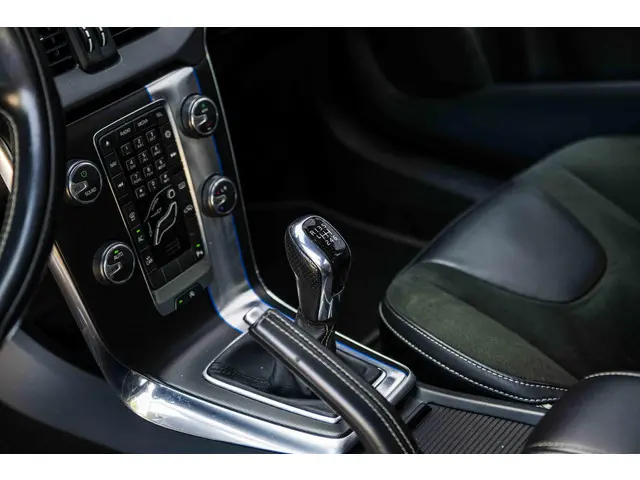 Volvo V40 1.6 T3 R-Design 2015 Benzine 28