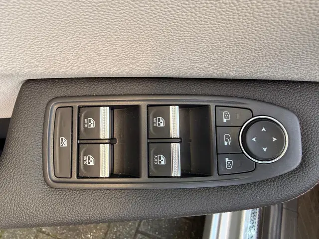 Renault Clio 1.3 TCe Initiale Paris 2020 Benzine 18