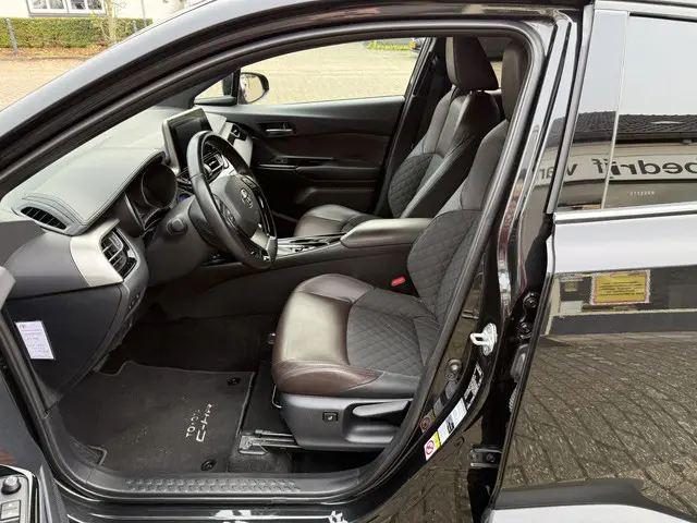 Toyota C-HR 1.8 Hybrid Bi-tone 2018 Hybride Benzine 8