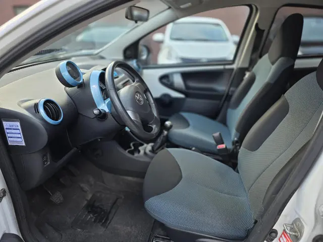 Toyota Aygo 1.0 VVT-i Dynamic Blue 2014 Benzine 12