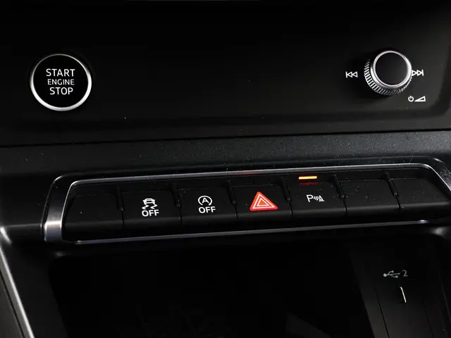 Audi Q3 35 TFSI 150pk S-tronic S edition 2022 Benzine 32